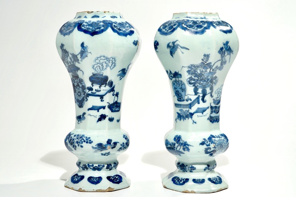 Une paire de vases en fa&iuml;ence de Delft bleu et blanc &agrave; d&eacute;cor chinoiserie, 2&egrave;me moiti&eacute; du 17&egrave;me