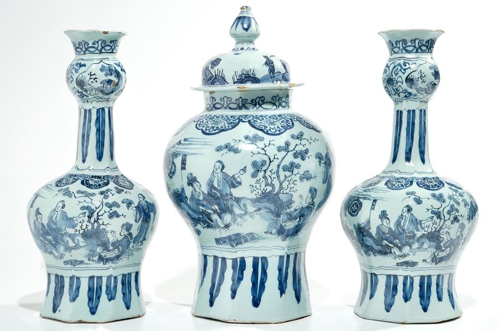 Une garniture de trois vases en fa&iuml;ence de Delft bleu et blanc &agrave; d&eacute;cor chinoiserie, 2&egrave;me moiti&eacute; du 17&egrave;me