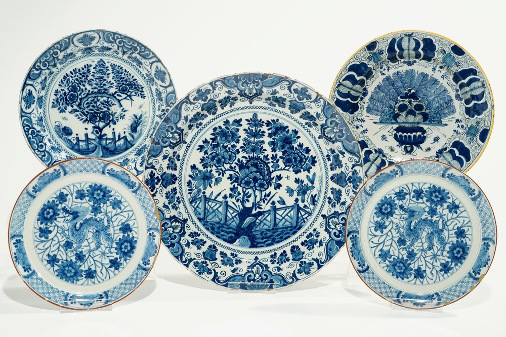Vijf blauwwitte Delftse borden met draken, theebomen en een pauwstaart, 17/18e eeuw