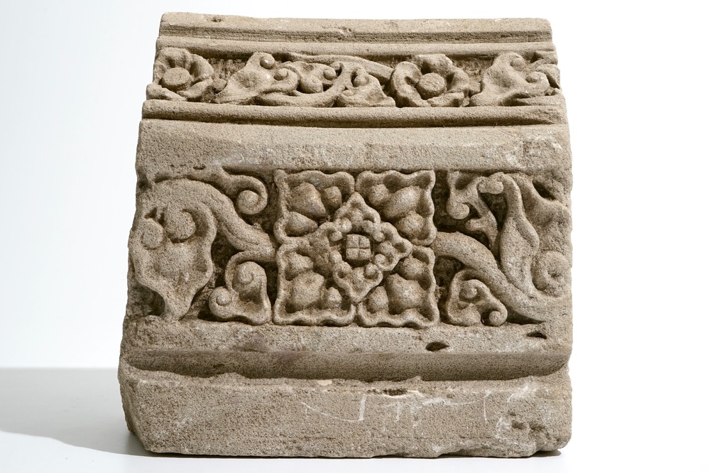 Un fragment d'une arche romane en pierre sculpt&eacute;e, France, 12/13&egrave;me