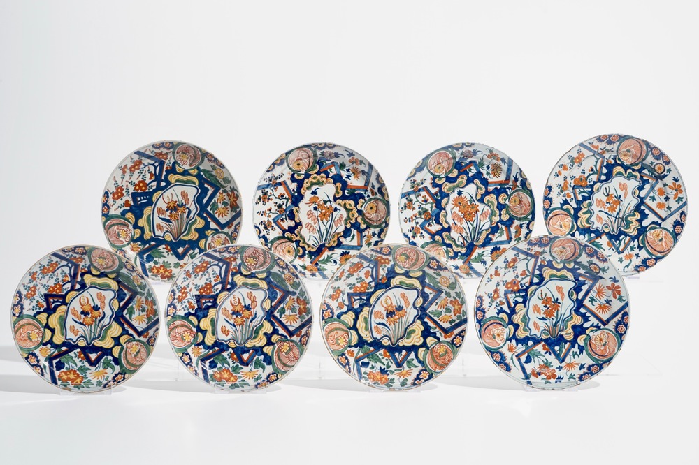 Huit assiettes en fa&iuml;ence polychrome de Delft &agrave; d&eacute;cor &quot;au tonnerre&quot;, 17/18&egrave;me