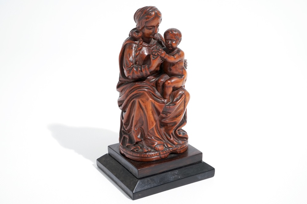 Une Vierge &agrave; l'Enfant en buis sculpt&eacute;, 17&egrave;me