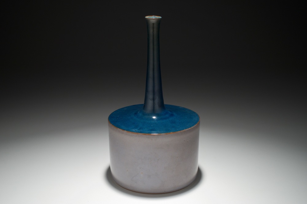 Un vase moderniste de forme bouteille en gris et bleu, Perignem, 2&egrave;me moiti&eacute; du 20&egrave;me