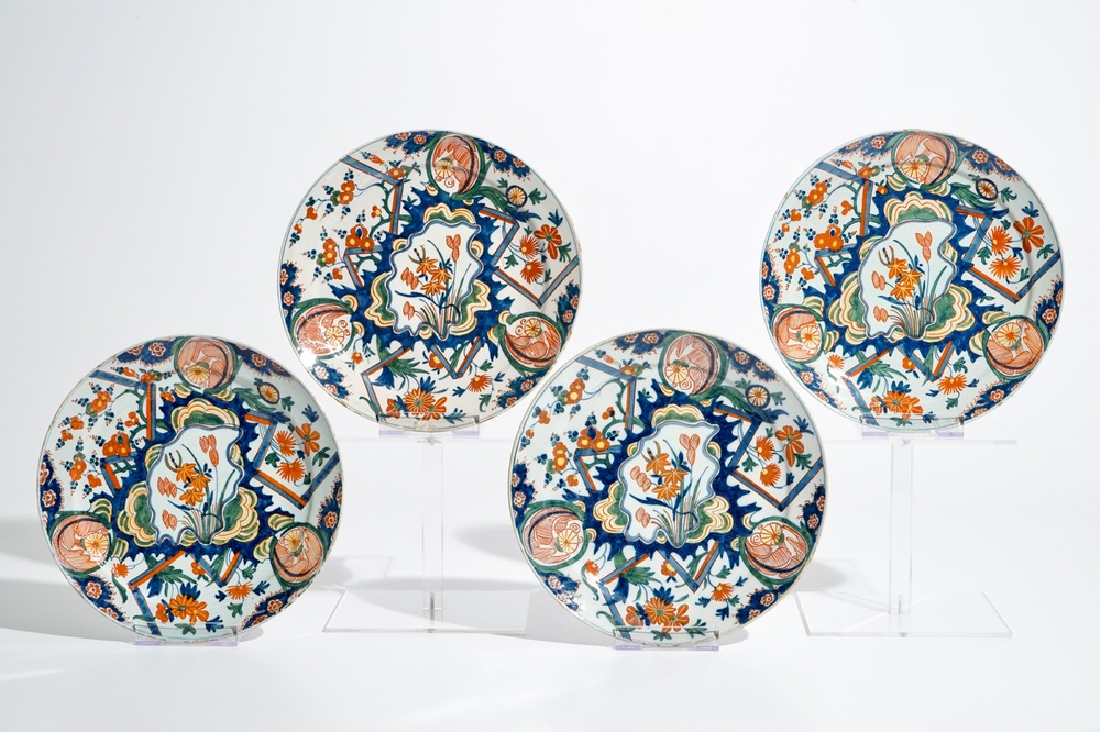 Quatre assiettes en fa&iuml;ence polychrome de Delft &agrave; d&eacute;cor &quot;au tonnerre&quot;, 2&egrave;me moiti&eacute; du 17&egrave;me