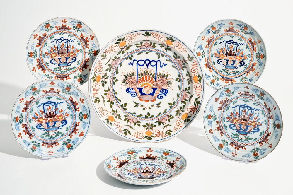 Cinq assiettes et un plat en fa&iuml;ence de Delft polychrome aux paniers fleuris, 18&egrave;me