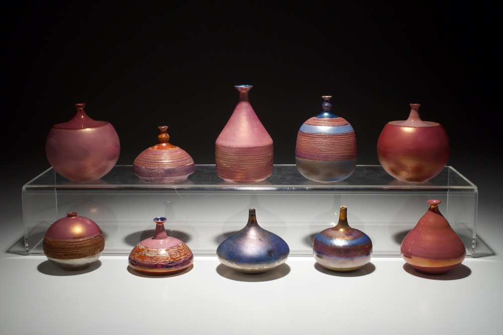 Tien modernistische vaasjes met diverse roze en blauwe glazuren, Perignem en Amphora, 2e helft 20e eeuw