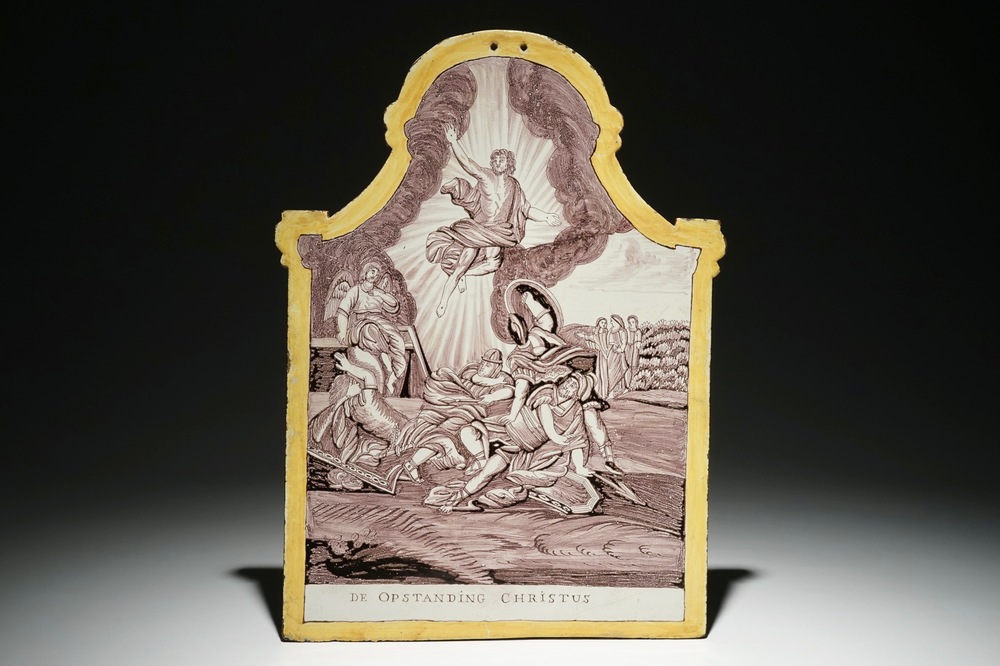 Une grande plaque &agrave; d&eacute;cor de La R&eacute;surrection en fa&iuml;ence d'Utrecht en jaune et mangan&egrave;se, vers 1810