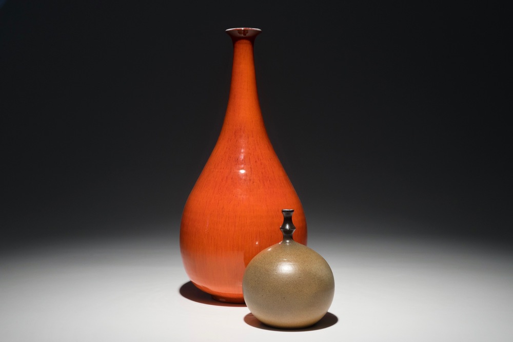 Een modernistische flesvormige vaas met rood druipglazuur en een bruin bolvaasje, wellicht Amphora, 2e helft 20e eeuw