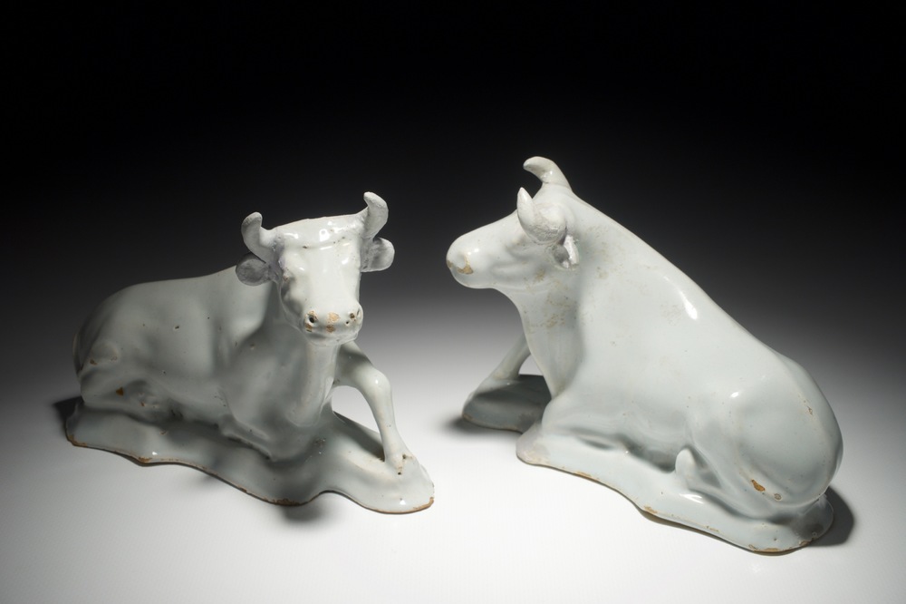 Een paar liggende wit Delftse koeien, 18e eeuw