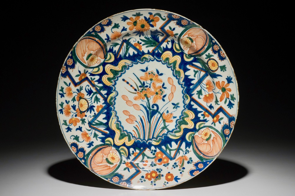 Un plat en fa&iuml;ence polychrome de Delft &agrave; d&eacute;cor &quot;au tonnerre&quot;, 2&egrave;me moiti&eacute; du 17&egrave;me