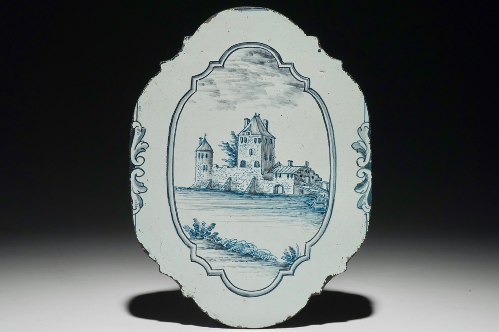 Een blauwwitte topografische plaquette in Franse fa&iuml;ence, mog. Moustiers, 18/19e eeuw