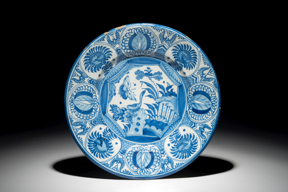 Un plat en fa&iuml;ence de Delft bleu et blanc &agrave; d&eacute;cor chinoiserie de style Wanli, 2&egrave;me moiti&eacute; du 17&egrave;me