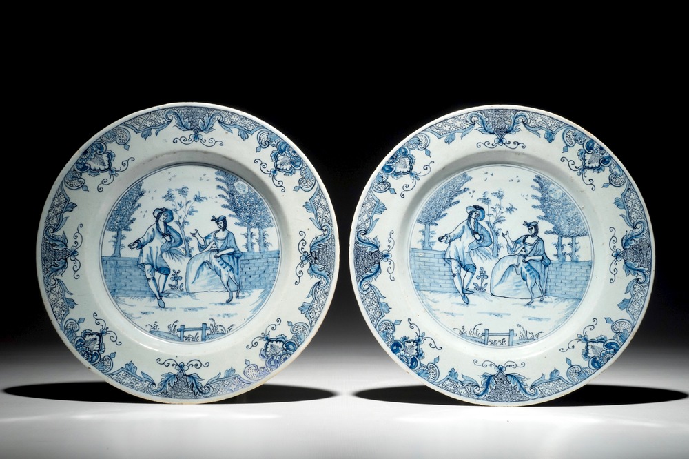 Une paire d'assiettes en fa&iuml;ence de Delft bleu et blanc aux sc&egrave;nes galantes, 18&egrave;me