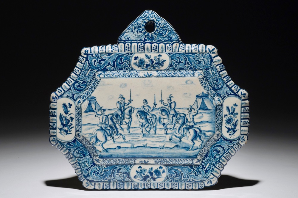 Une plaque en fa&iuml;ence de Delft bleu et blanc &agrave; d&eacute;cor de cavaliers, 18&egrave;me