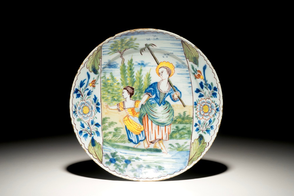 Een fraai polychroom Delfts bord met een tuinvrouw met dochter, 18e eeuw