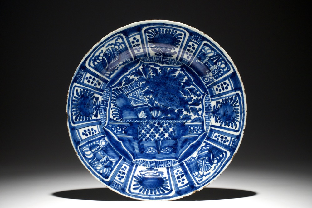 Un plat en fa&iuml;ence de Delft bleu et blanc &agrave; d&eacute;cor chinoiserie de style kraak, 1er moiti&eacute; du 18&egrave;me