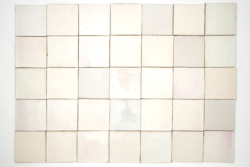 Een lot van ca. 101 witte Delftse tegels, 18/19e eeuw
