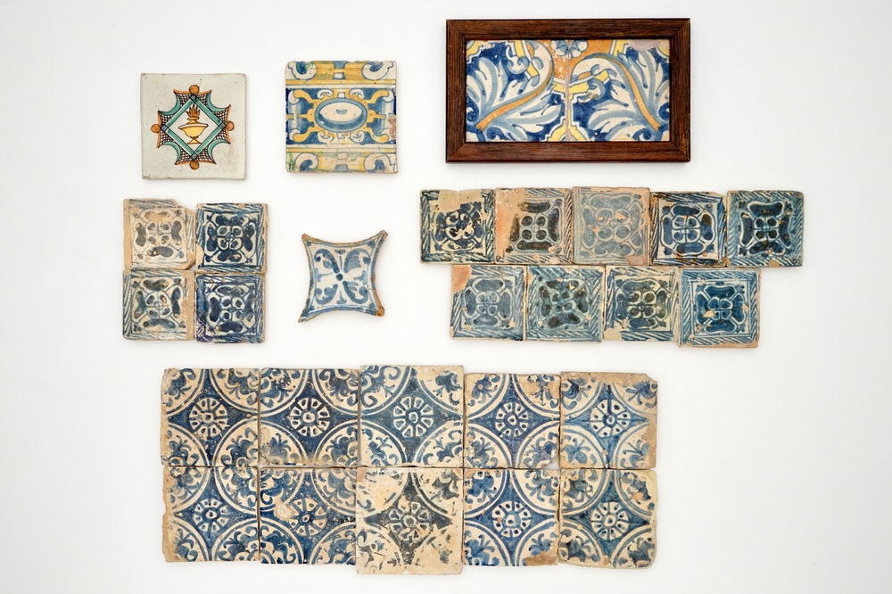 28 Spanish blue and white and polychrome tiles, 15/18th C.