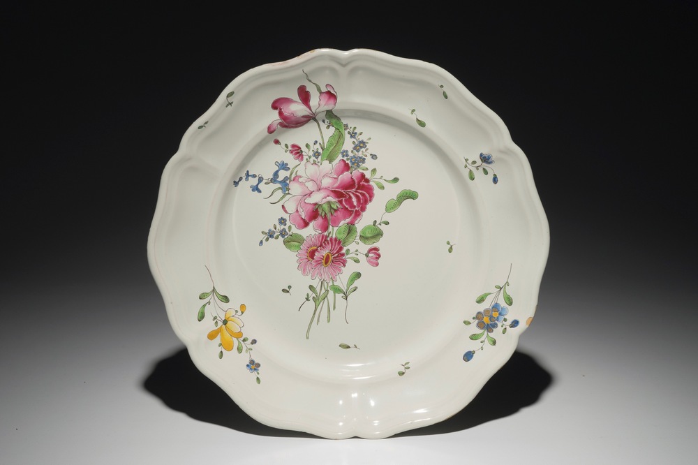 Een schotel met floraal decor in Franse fa&iuml;ence de l'Est, Joseph Hannong, Strasbourg, 18e eeuw