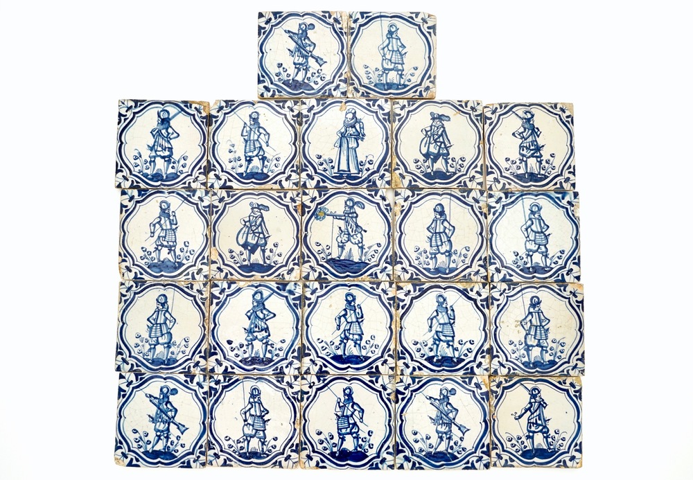 Un ensemble de 22 carreaux en fa&iuml;ence de Delft bleu et blanc aux soldats d'apr&egrave;s Jacob de Gheyn, 17&egrave;me