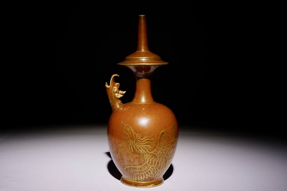 Een Chinese monochrome bruine kundika of waterkruik met verguld decor, 18/19e eeuw