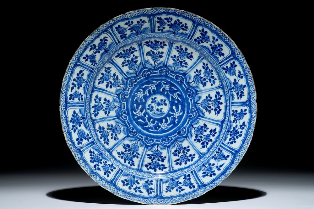 Un grand plat en porcelaine de Chine bleu et blanc &agrave; d&eacute;cor floral, Kangxi