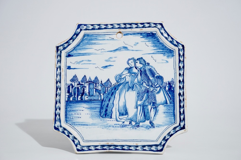 Een vierkante blauwwitte Delftse plaquette met pastoraal decor, midden 18e eeuw
