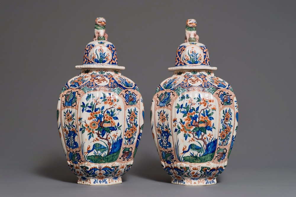 Une paire de grands vases couverts en fa&iuml;ence dans le style de Delft palette cachemire, France, 19&egrave;me