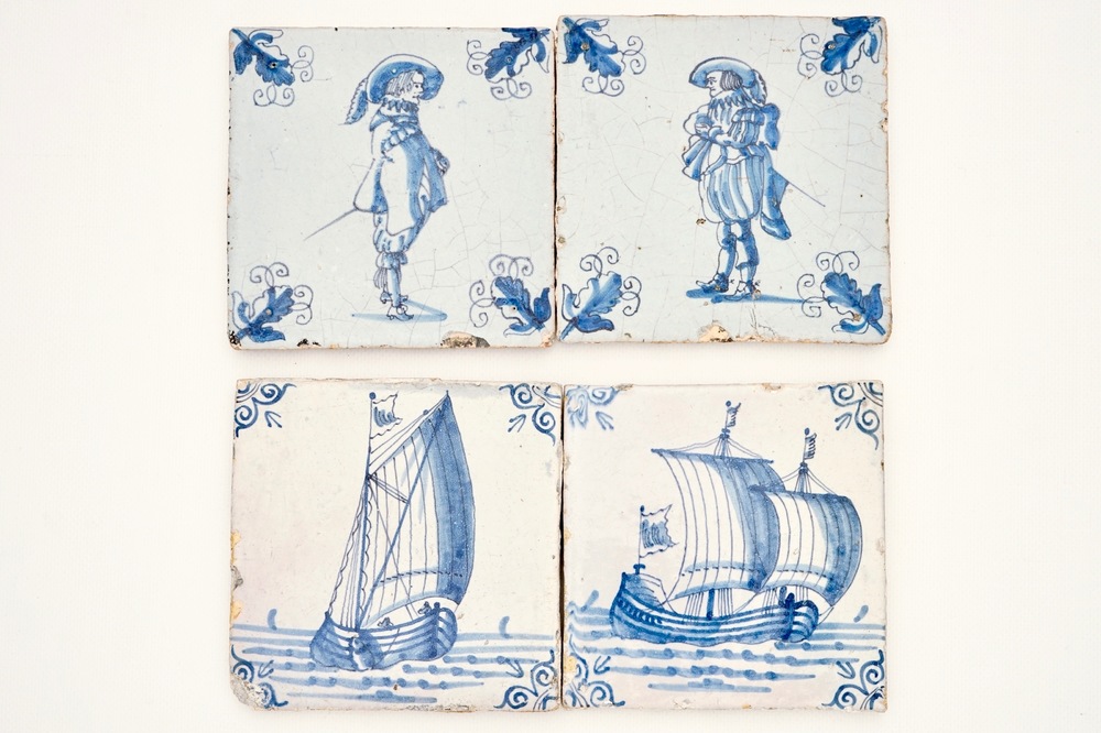 Vier blauwwitte Delftse tegels met soldaten en schepen, 17e eeuw