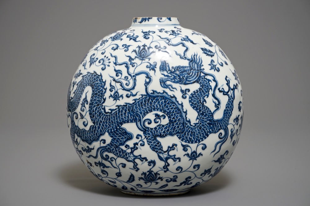 Un vase de forme bouteille en porcelaine de Chine bleu et blanc aux dragons, 19/20&egrave;me