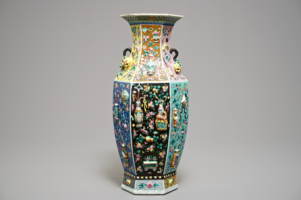 Een hexagonale Chinese famille rose vaas met reli&euml;fdecor van kostbaarheden, 19e eeuw