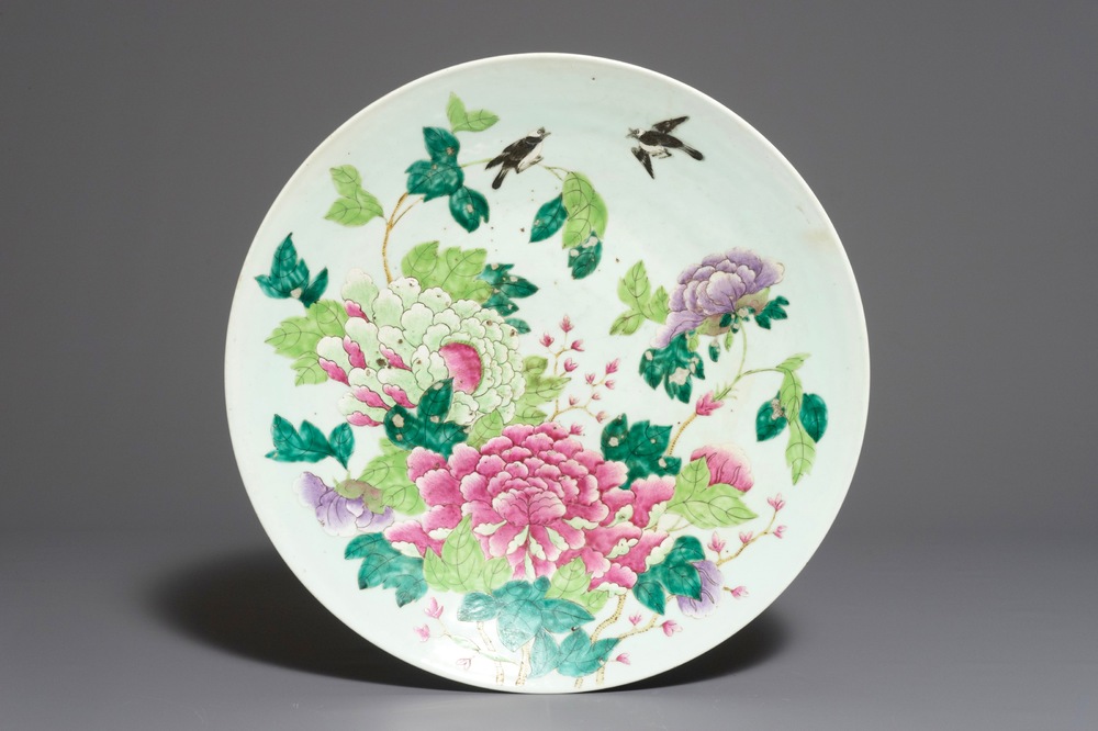Een zeer grote Chinese famille rose schotel met bloemen en vogels, Guangxu merk en periode