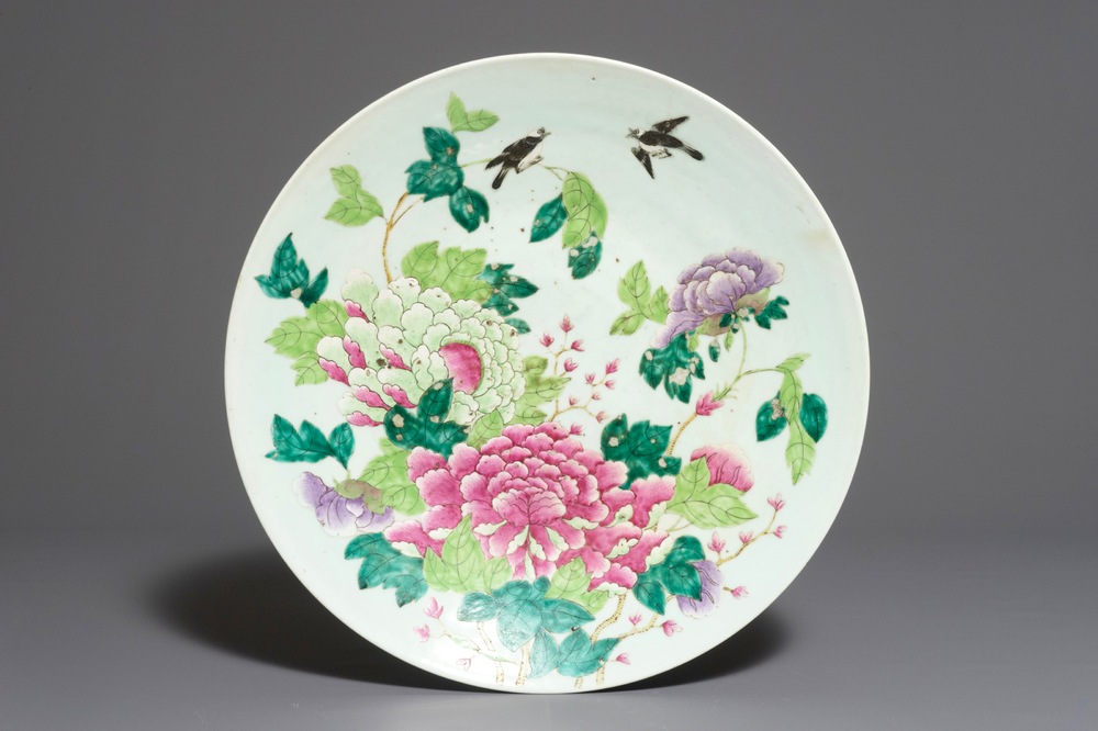 Un tr&egrave;s grand plat en porcelaine de Chine famille rose aux oiseaux parmi fleurs, marque et &eacute;poque de Guangxu