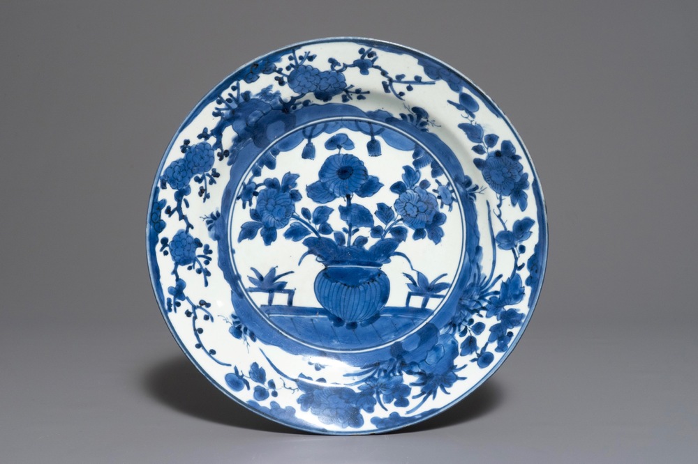 Un plat en porcelaine de Japon bleu et blanc au vase fleuri, &eacute;poque Edo, 17&egrave;me