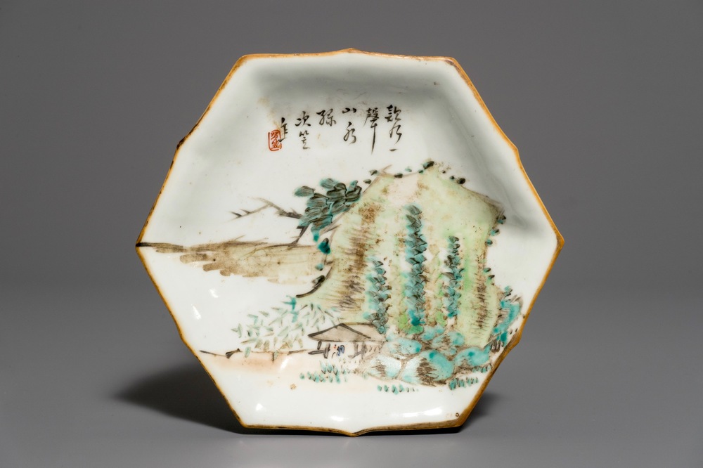 A Chinese qianjiang cai footed tray, signed Ci Li, 1st half 20th C.