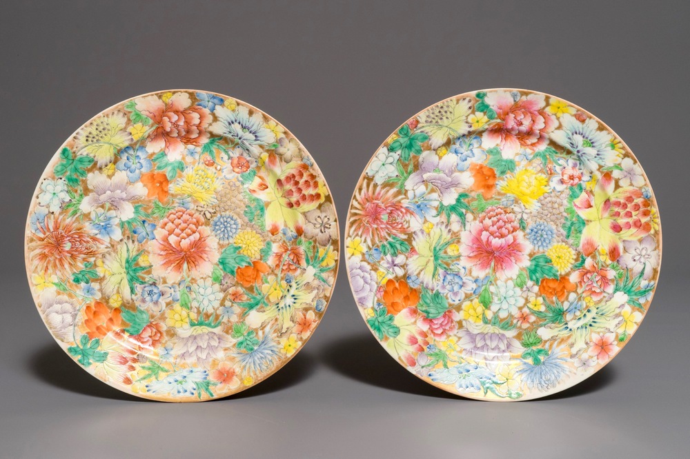 Une paire d&rsquo;assiettes en porcelaine de Chine &agrave; d&eacute;cor millefleurs, marque de Guangxu, 19/20&egrave;me