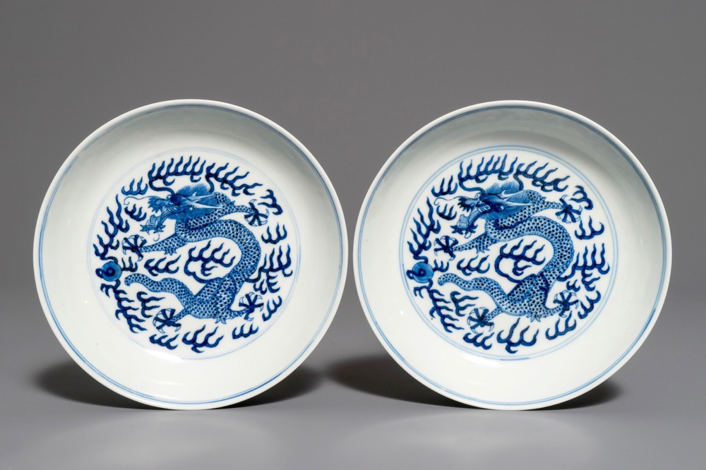 Une paire d'assiettes aux dragons en porcelaine de Chine bleu et blanc, marque et &eacute;poque de Guangxu