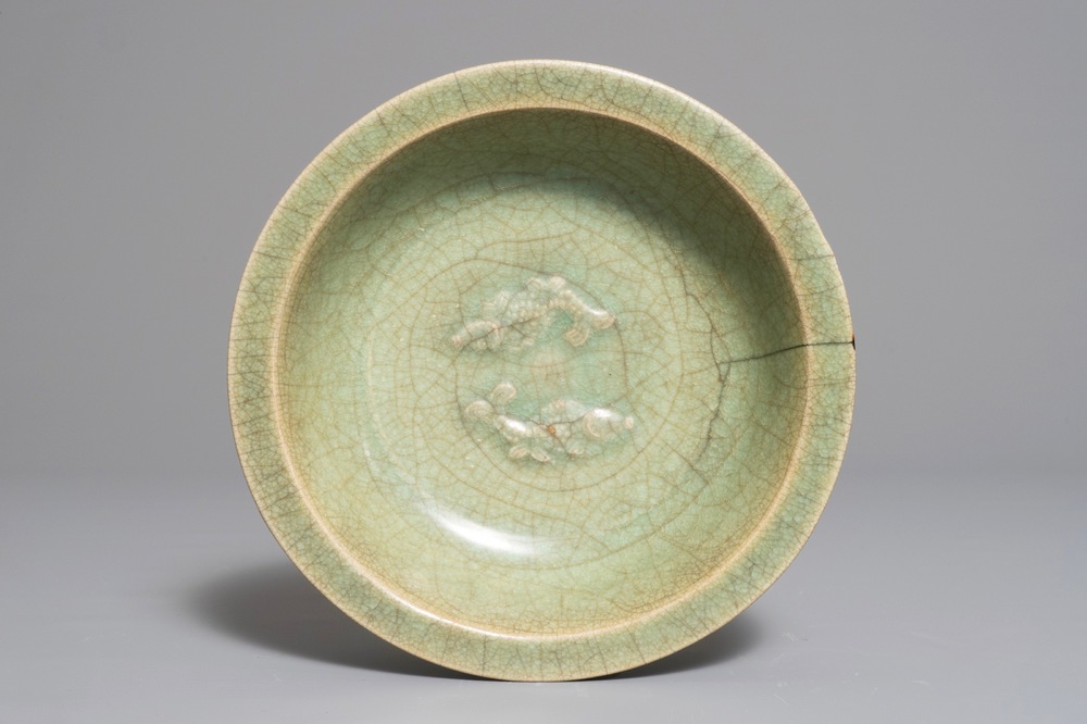 Een Chinese Longquan celadon schotel met decor van twee vissen, Song