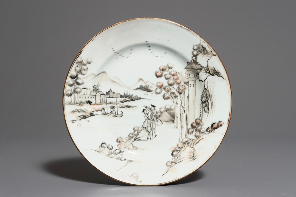 Une assiette en porcelaine de Chine grisaille &agrave; d&eacute;cor d'europ&eacute;ens dans un paysage, Qianlong