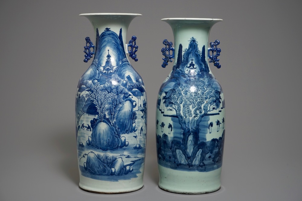 Twee Chinese blauwwitte celadon landschapsvazen, 19/20e eeuw