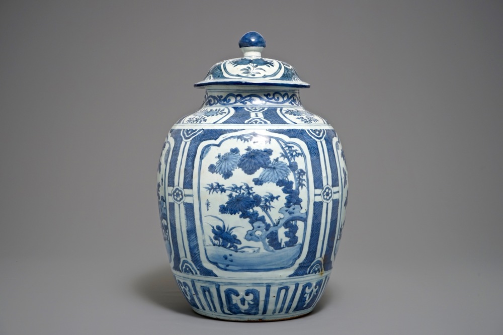 Un grand vase couvert de forme balustre en porcelaine de Chine bleu et blanc, Wanli