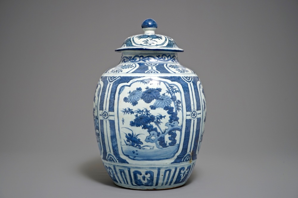 Een grote Chinese blauwwitte balustervaas met deksel, Wanli