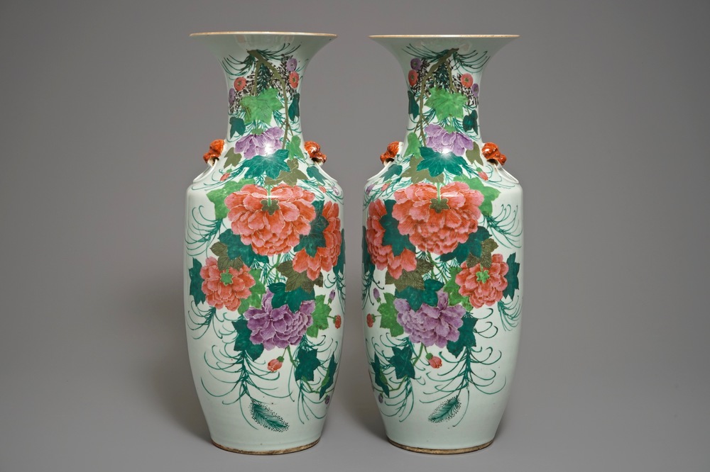 19-20世纪 粉彩花卉纹瓶 一对
