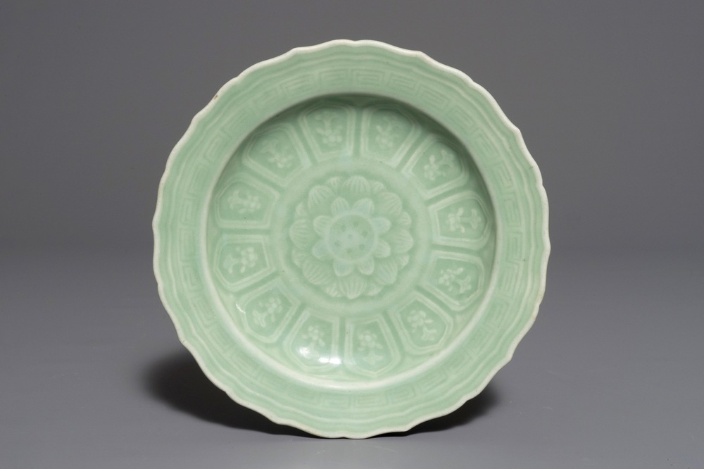 Een Chinees celadon bord met onderglazuur decor van een lotus, Qianlong