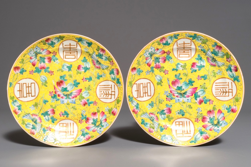 Een paar Chinese famille rose borden met gele fondkleur, Guangxu merk, 19/20e eeuw