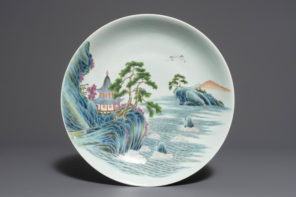 Un grand plat en porcelaine de Chine famille rose &agrave; d&eacute;cor d'un paysage, R&eacute;publique, 20&egrave;me