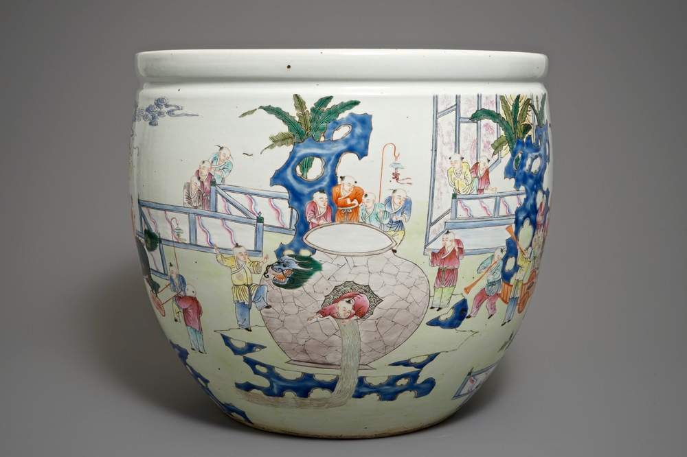 (LOT RETIR&Eacute;) Un grand aquarium en porcelaine de Chine famille rose &agrave; d&eacute;cor des 'cent gar&ccedil;ons', 19/20&egrave;me