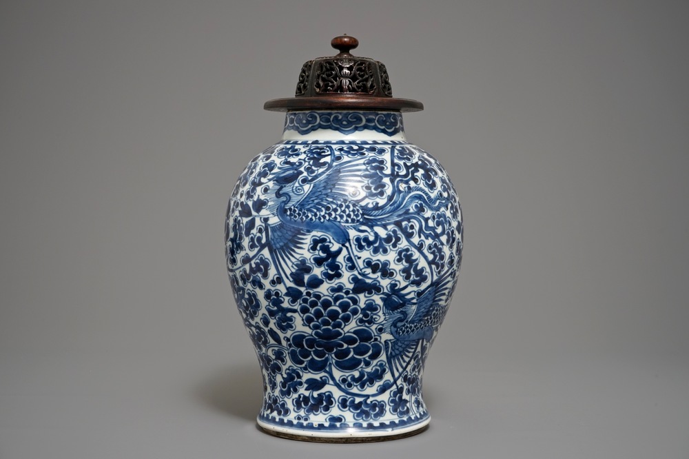Un grand vase en porcelaine de Chine bleu et blanc &agrave; d&eacute;cor de ph&eacute;nix, Kangxi