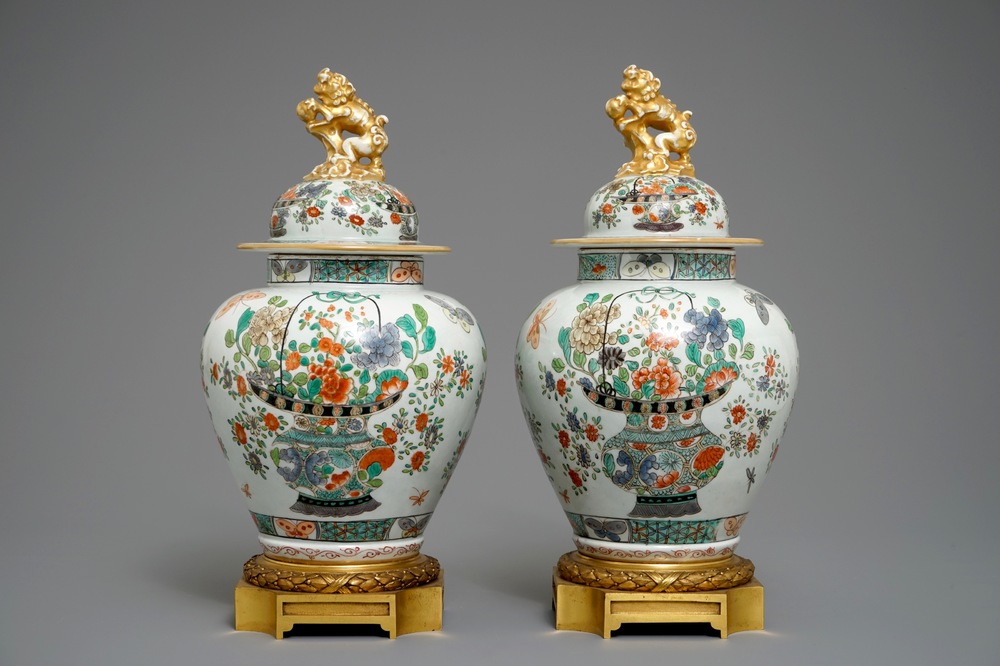 Une paire de vases couverts en porcelaine de style famille verte, Samson, Paris, 19&egrave;me