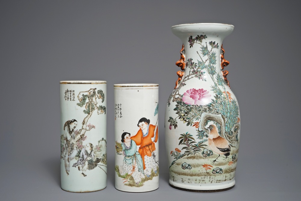 Deux portes-chapeaux et un vase en porcelaine de Chine qianjiang cai, 19/20&egrave;me